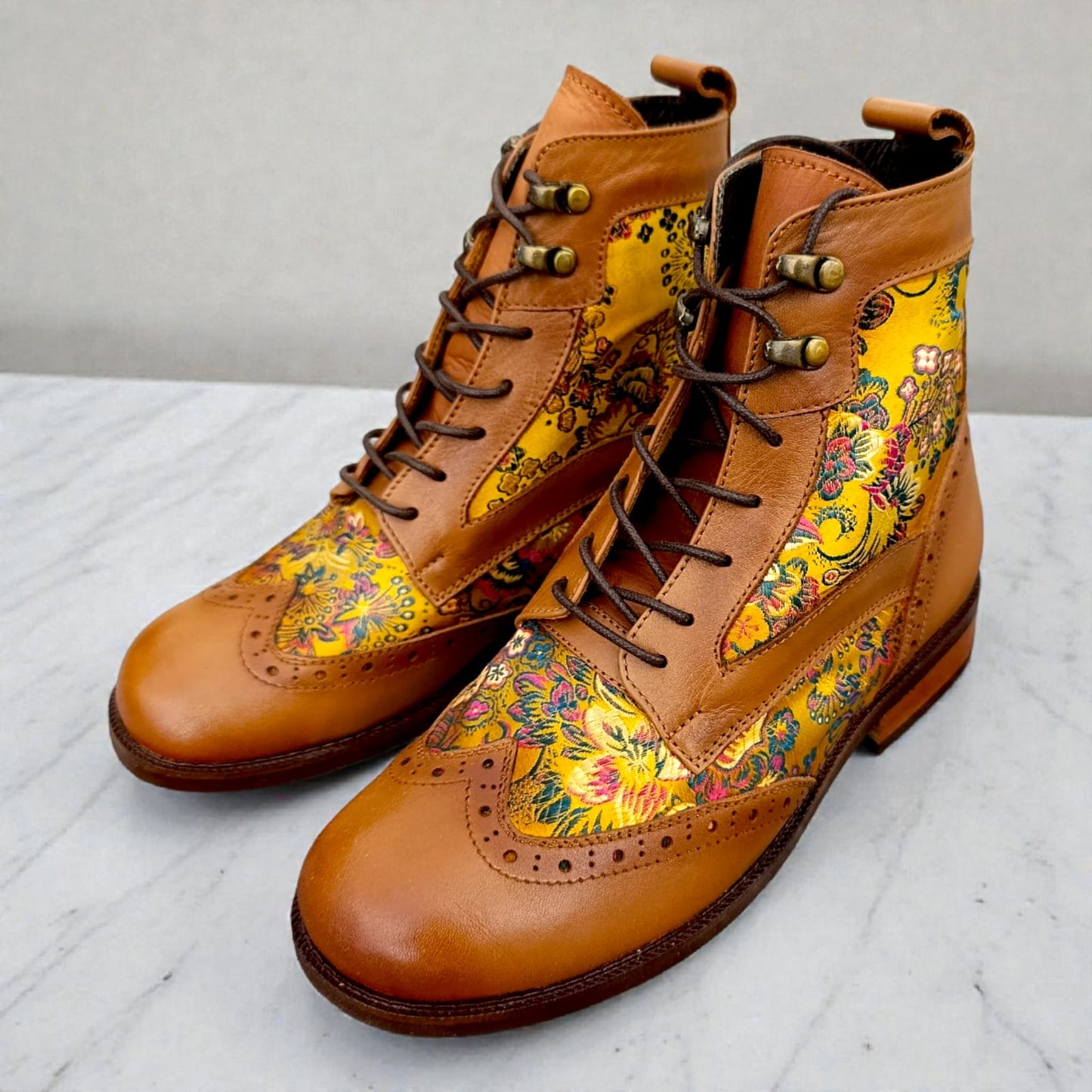 BOTIN DE MUJER CUERO COLOR MIEL CON TEXTIL