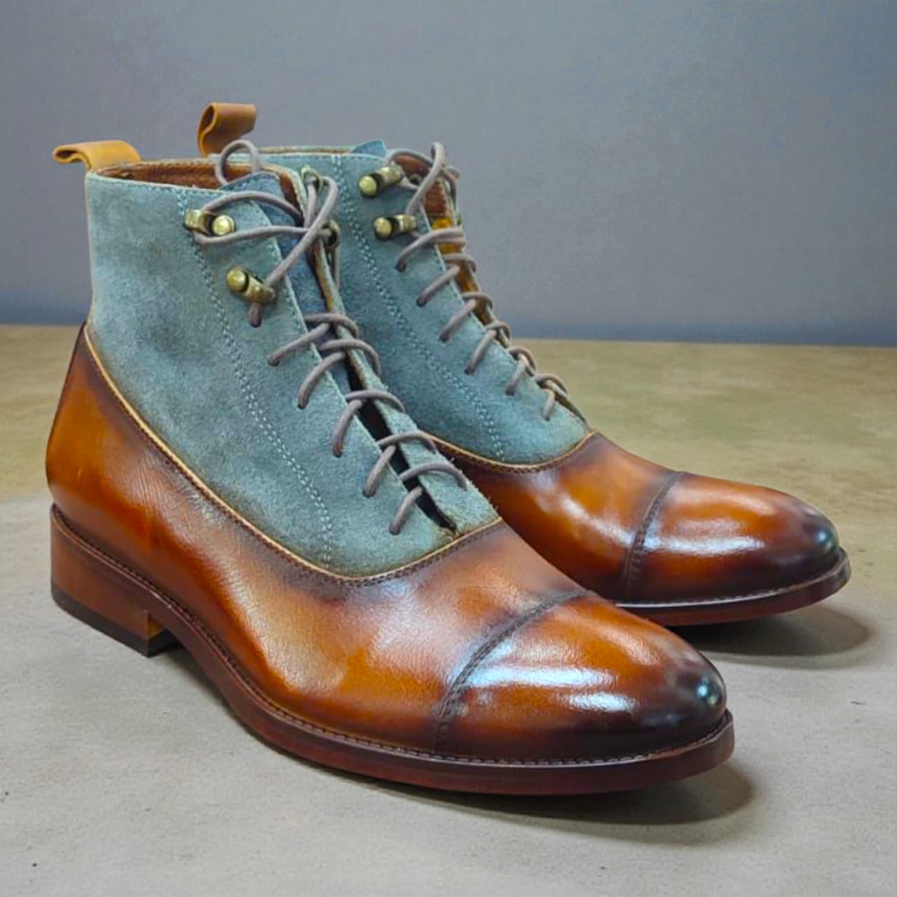 BOTIN ESCOCÉS MIEL CON GAMUZA GRIS TALLA 39