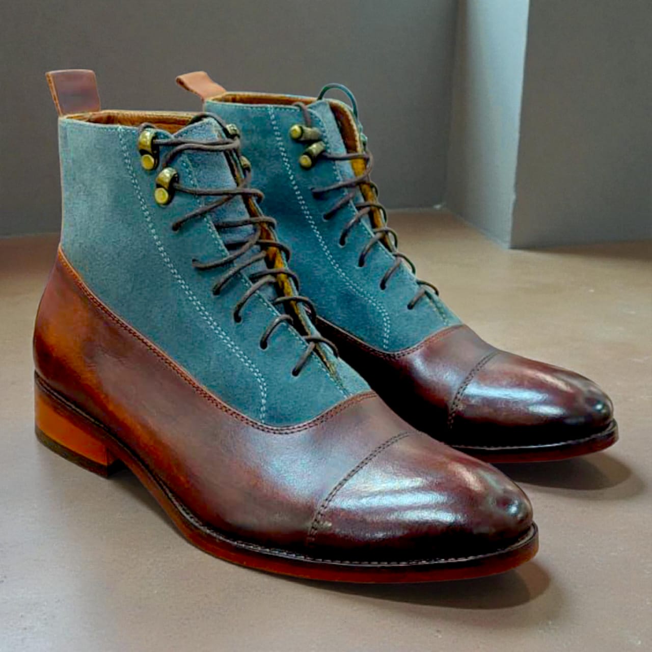 BOTÍN ESCOCÉS VINO ROJIZO CON GAMUZA GRIS TALLA 39