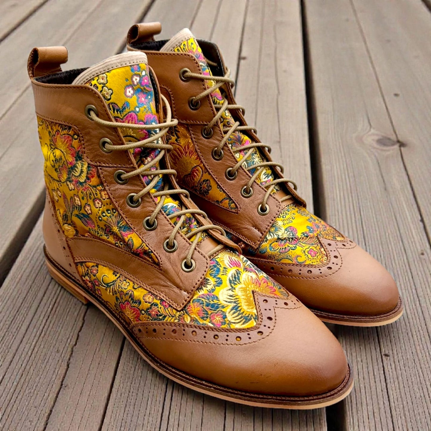 BOTIN DE MUJER CUERO COLOR MIEL CON TEXTIL