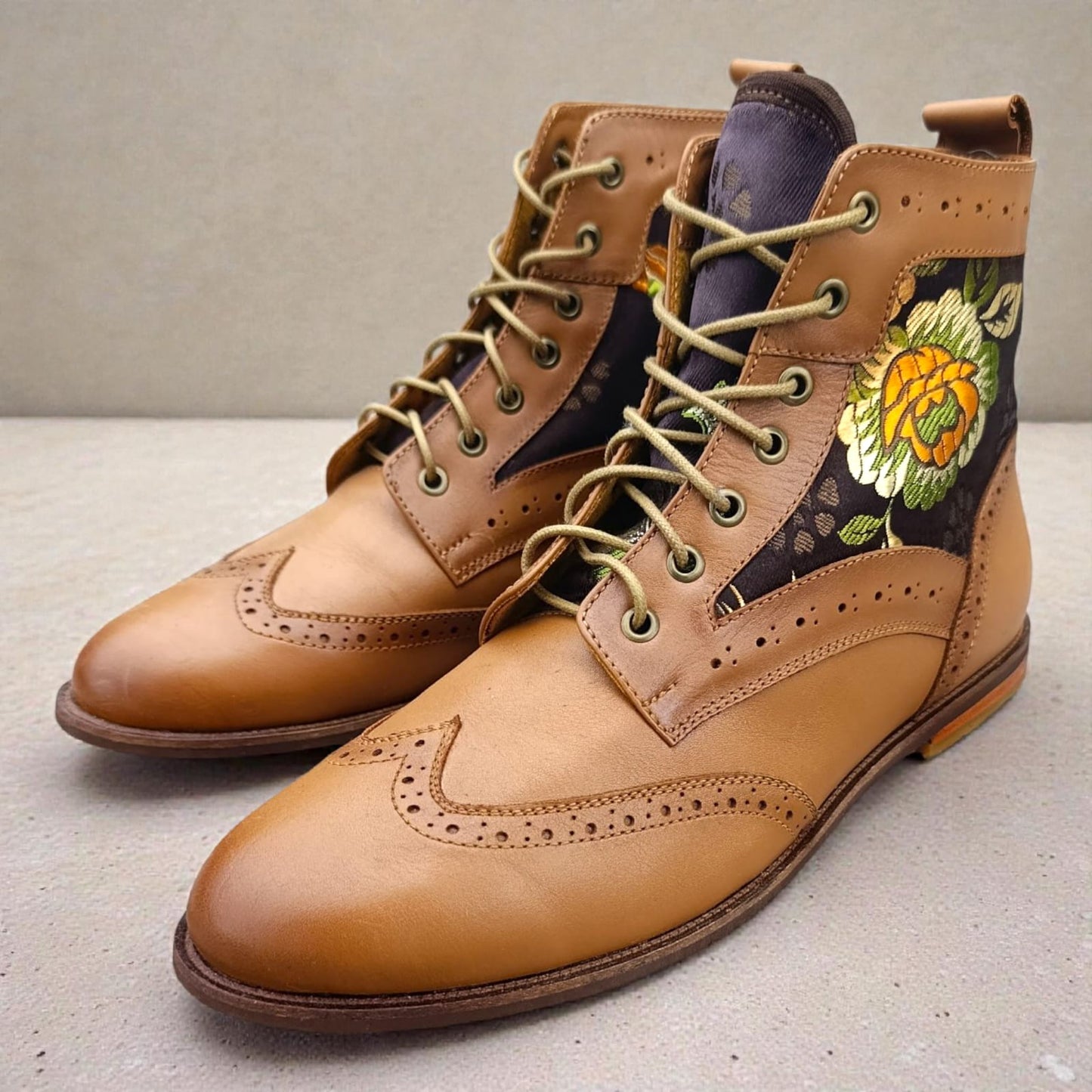 BOTIN DE MUJER CUERO COLOR MIEL CON TEXTIL