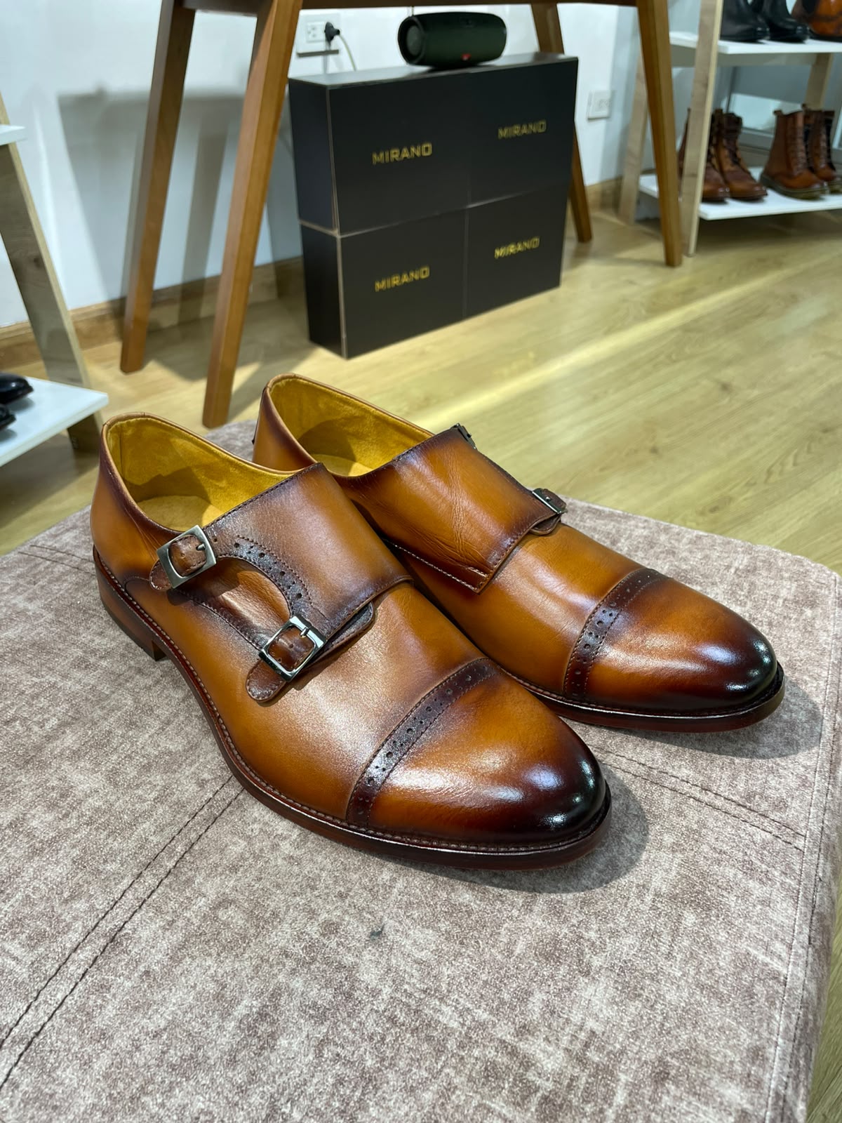 DOBLE MONKSTRAP MIEL PUNTERA TROQUELADO