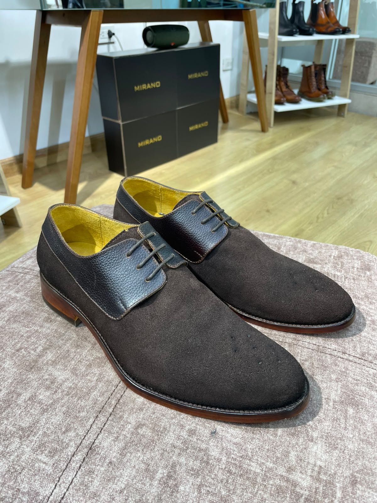 DERBY GAMUZA CAFE MONOGRAMAS