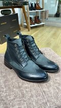 CHUKKA BOOTS NEGRO GAMUZA GRIS
