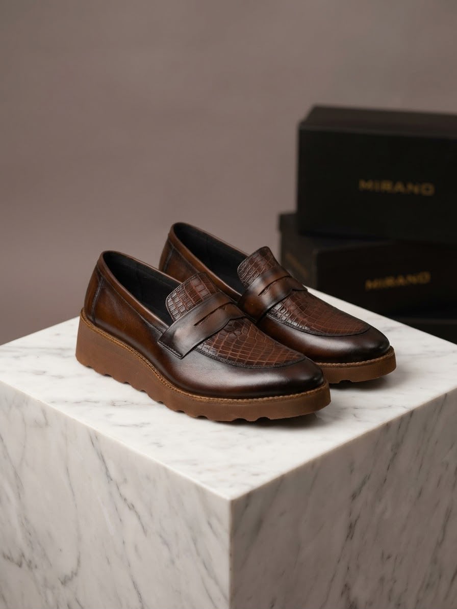 MOCASIN CROCO CHOCOLATE SUELA EVA CAFE