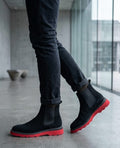 BOTIN CHELSEA GAMUZA SUELA ROJA