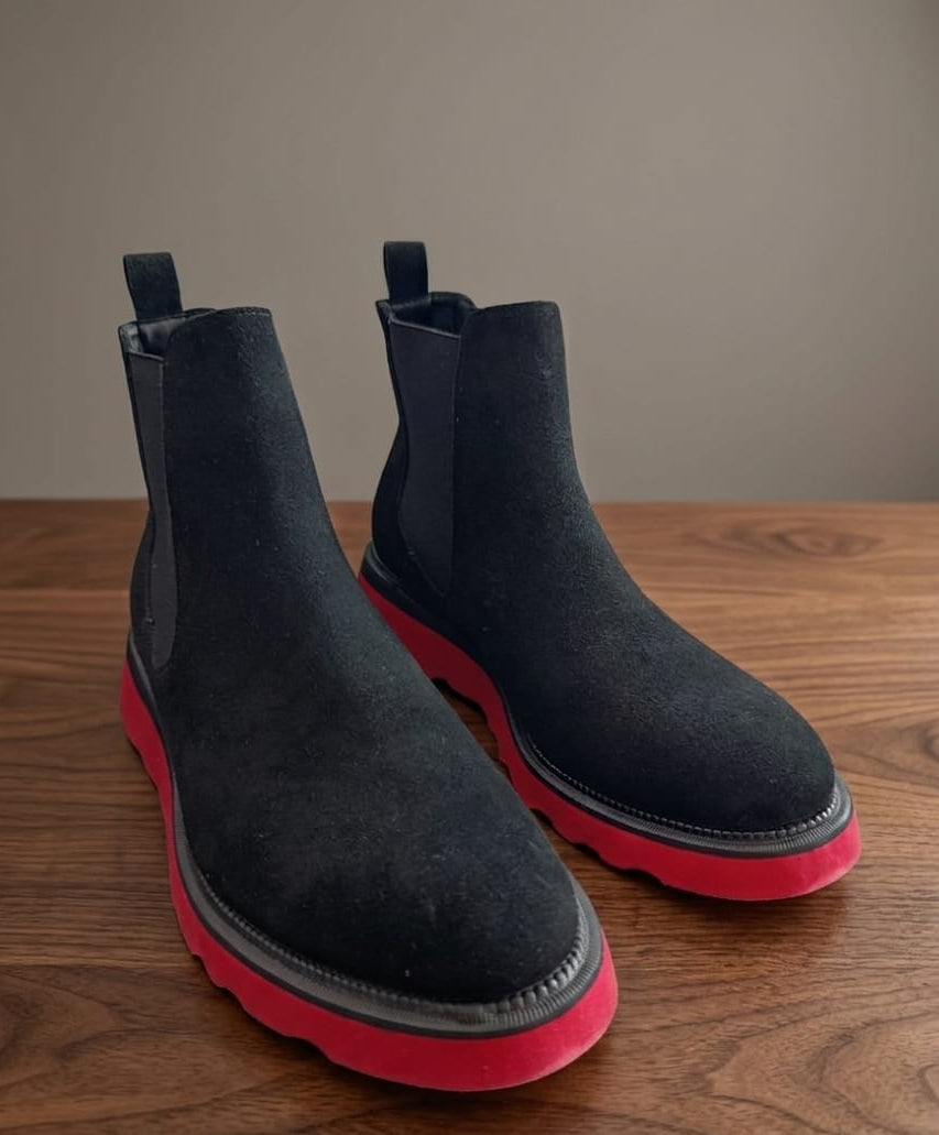 BOTIN CHELSEA GAMUZA SUELA ROJA