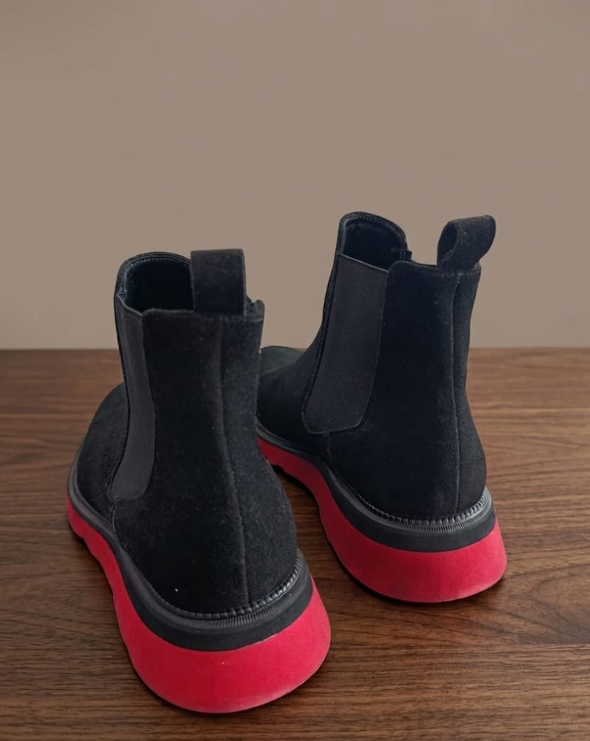 BOTIN CHELSEA GAMUZA SUELA ROJA